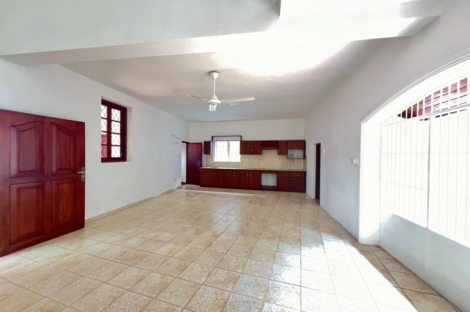 Spacious 4-Bedroom House in Dehiwala-4