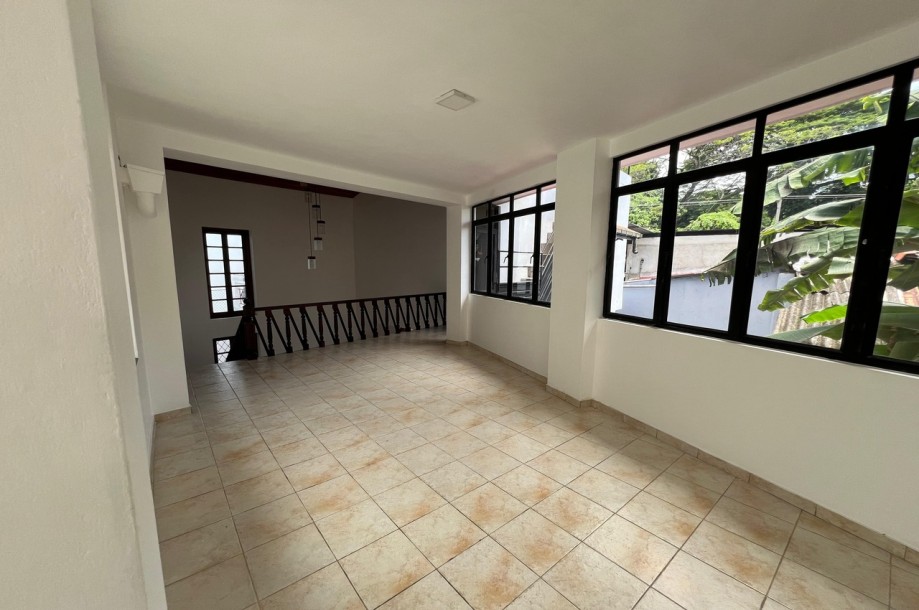 Spacious 4-Bedroom House in Dehiwala-2