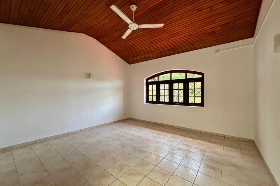 Spacious 4-Bedroom House in Dehiwala-3