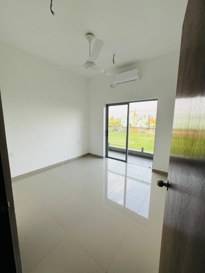 Premier Golf course facing 3 bed apartment deal!-3