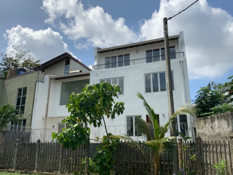 🏠 Modern 3-Storey Architectural Home for Sale – Borelasgamuwa-1