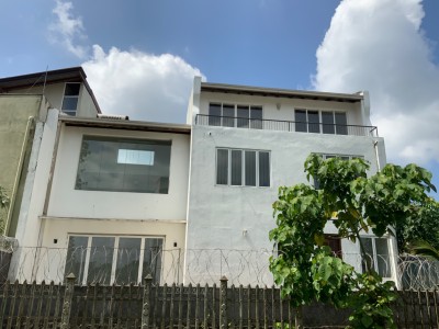 🏠 Modern 3-Storey Architectural Home for Sale – Borelasgamuwa-4