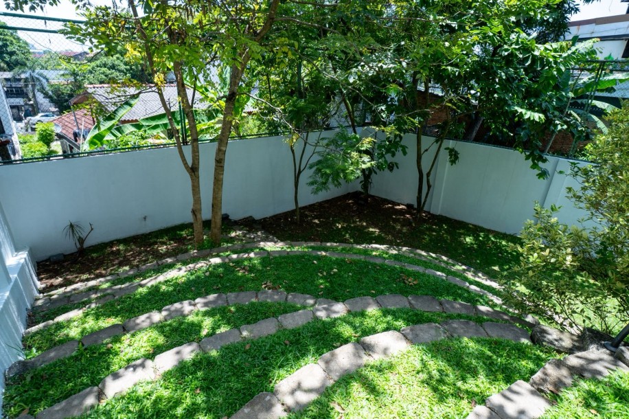 Prestigious 4 Bedroom House in Colombo 06 | LKR 250 Million-11