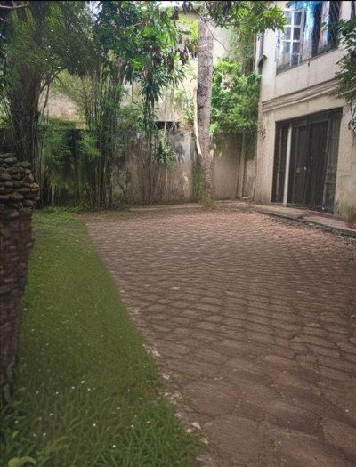 Land with old house in Colombo 5