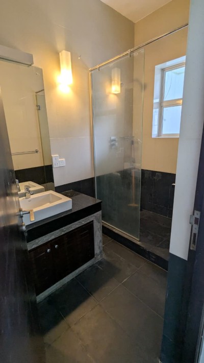 A Grade Building for  Rent  in Colombo 03-4