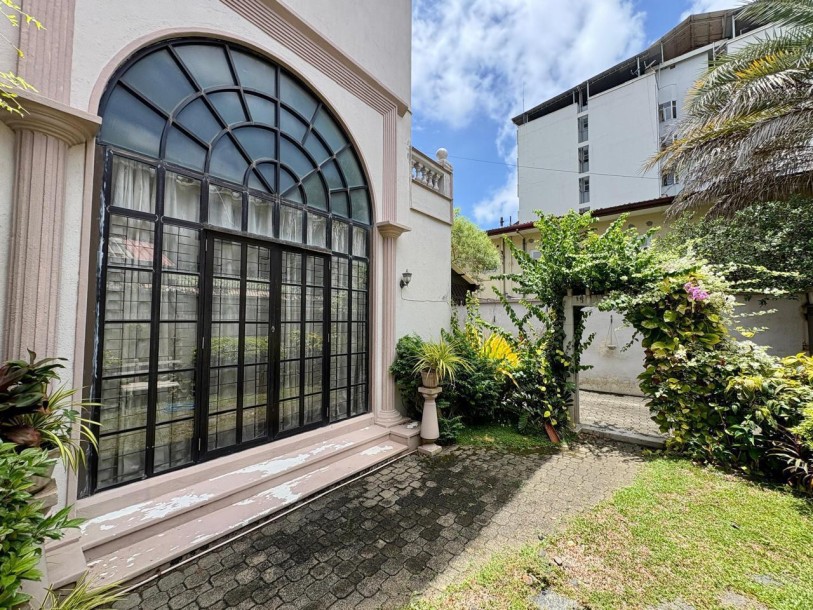 MODERN LUXURY HOUSE Off Layards Road Colombo 04-11