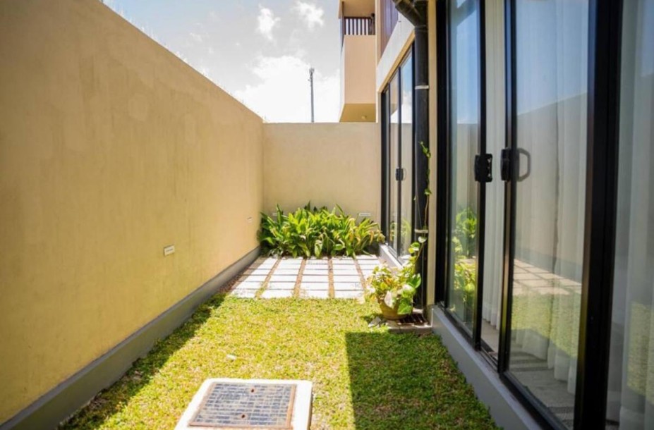 Elegant 4-Bedroom Fully Furnished Town House in Mount Lavinia-6