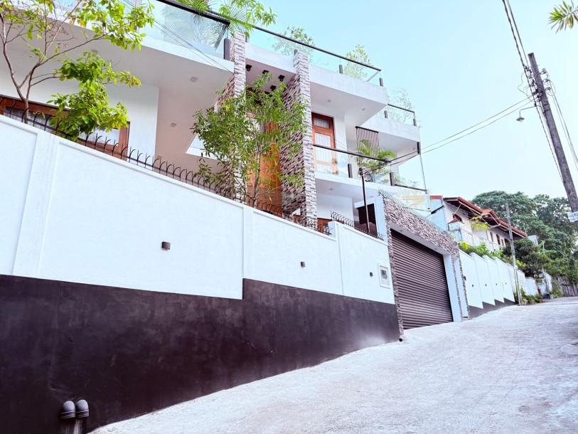 Luxury Residence for Sale in Palawaththa, Battaramulla | LKR 310 million-12