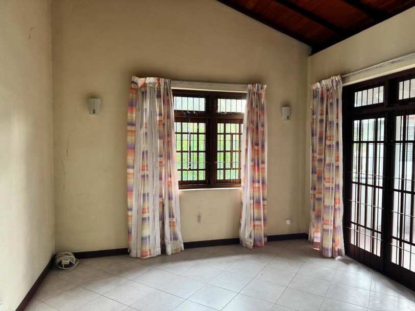5BR House for Sale in Boralesgamuwa | LKR 54 Million (HS4712)-9