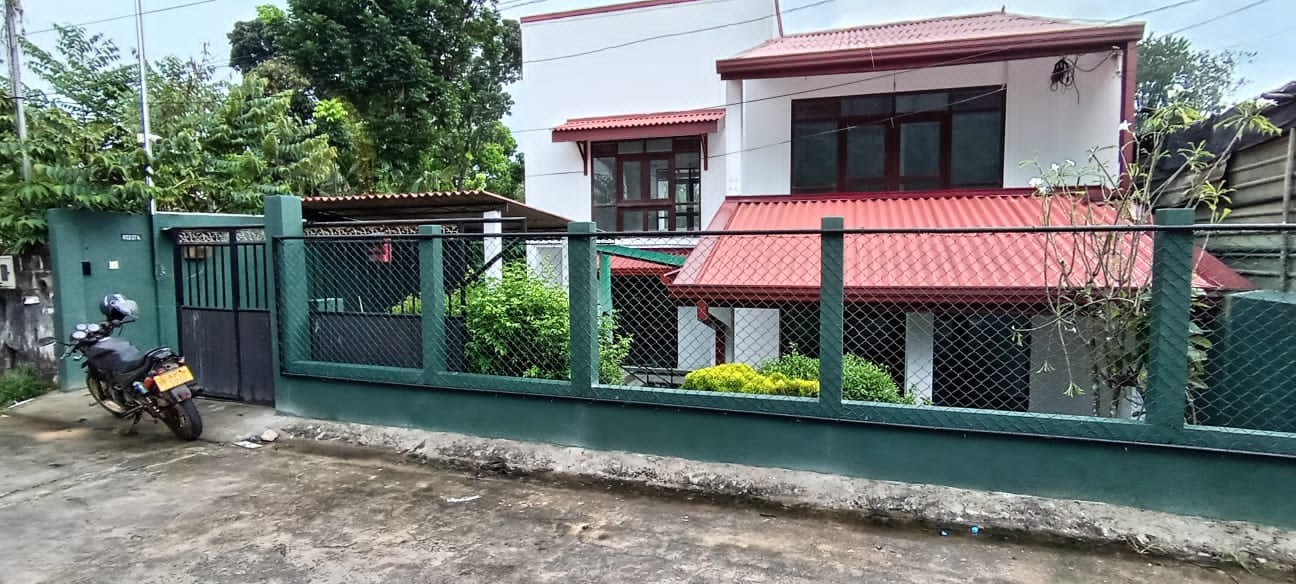 10 Perch 3BR Two-Storey House for Sale in Malabe | LKR 41 Mn (HS4720)-1