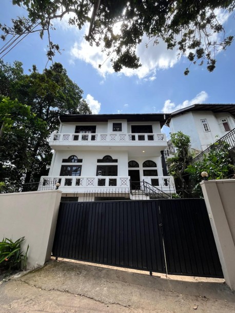 5BR Colonial Family Home for Sale in Battaramulla | LKR 87 Million (HS4918)-1