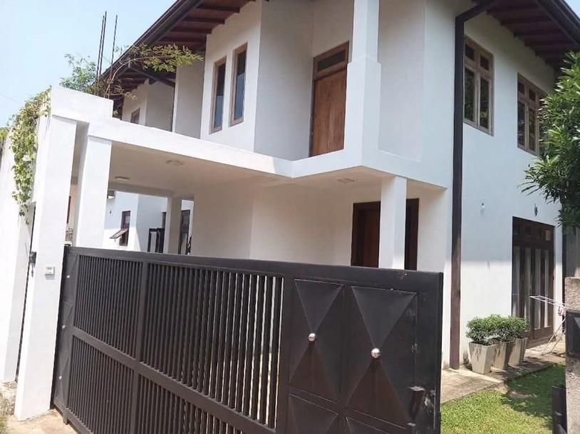 10 Perch 2-Storey House for Sale on Kahanthota Road, Malabe | LKR 36 Million (HS4799)-1